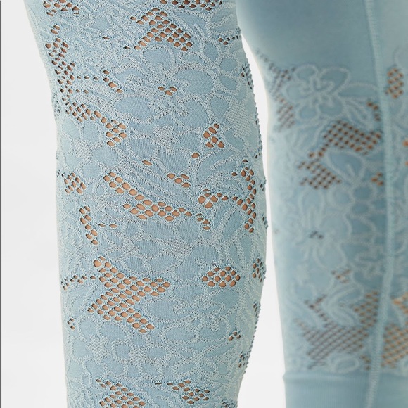 Fabletics | Seamless Capri PowerHold Leggings | Size Medium - Picture 5 of 5